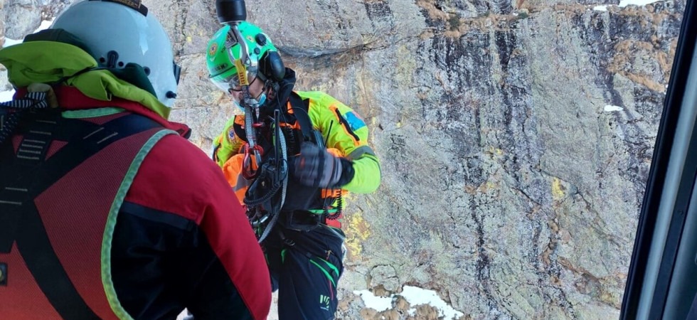 Tragedia in montagna, scivolano mentre risalgono un canalone e precipitano sulle rocce: morto un giovane, ferita l'amica